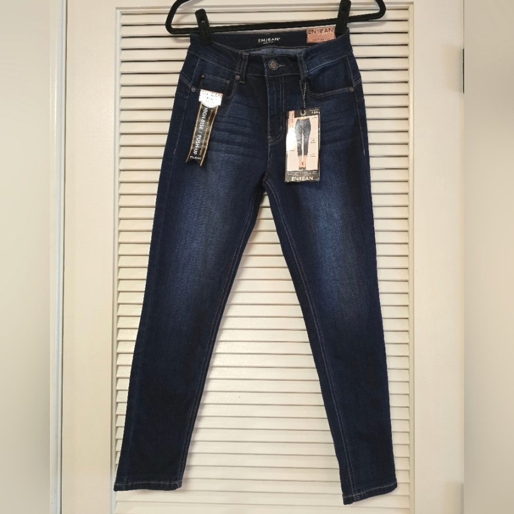 ENJEAN - (NWT) Ankle Grazer High-Rise Curvy Push-Up Skinny Jeans With Pockets